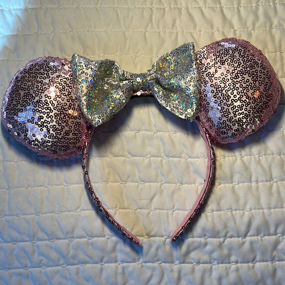 Sequined Minnie Mouse ears headband.